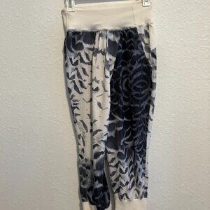 Lululemon Dance To Yoga Pant Pretty Plume Angle Wing Black, Size 6